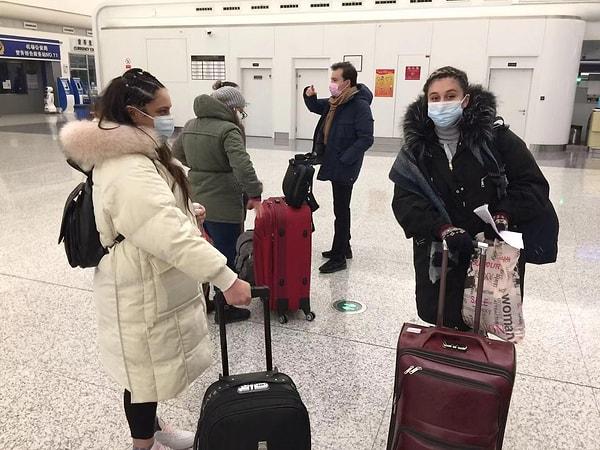 Anadolu Ajansı tahliye edilmeyi bekleyen yolcuların fotoğraflarını paylaştı 📸