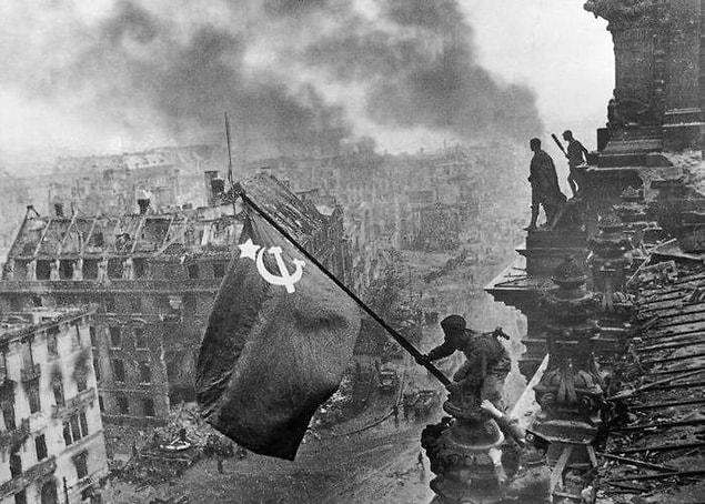 Hitler komutanlarına Stalingrad'ın en kısa sürede alınması için büyük baskı uyguluyor, Stalin ise bölgedeki birliklere kanlarının son damlasına kadar orada kalmalarını emrediyordu.