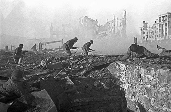 Sovyetler Birliği Stalingrad'ı Naziler'den tamamen temizlemek için 1,1 milyon askerle Uranüs Harekatı'nı başlattı.