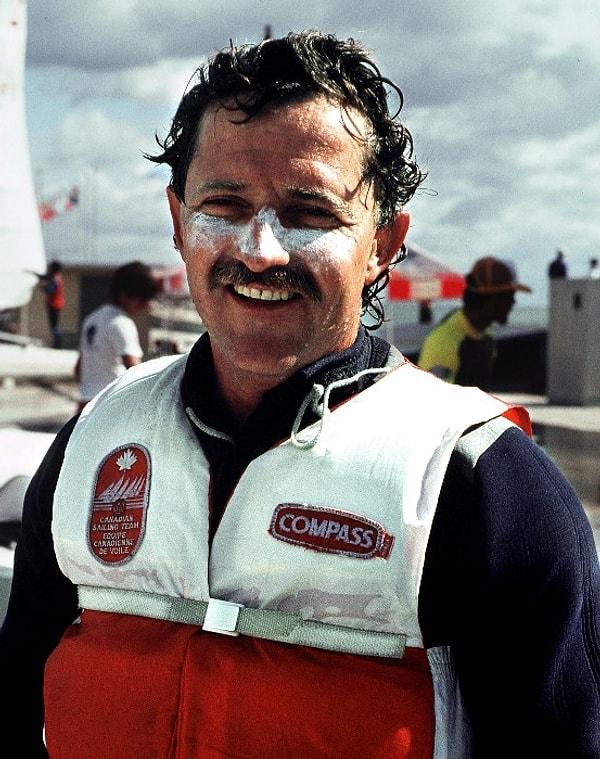3. 1988 Olimpiyatları'nda Kanadalı denizci Larry Lemieux gümüş madalya kazanmak üzereyken yarışı bırakarak alabora olan diğer iki yarışmacıyı kurtarmaya gitmiştir. Bunun üzerine sportmenliğine Pierre de Coubertin madalyası verilmiştir.