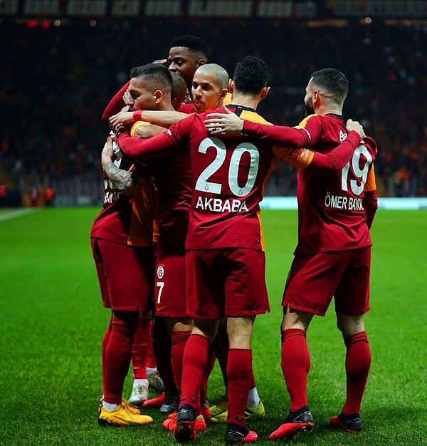 Karşılaşmanın ilk yarısı 2-0'lık Galatasaray üstünlüğüyle sona erdi.