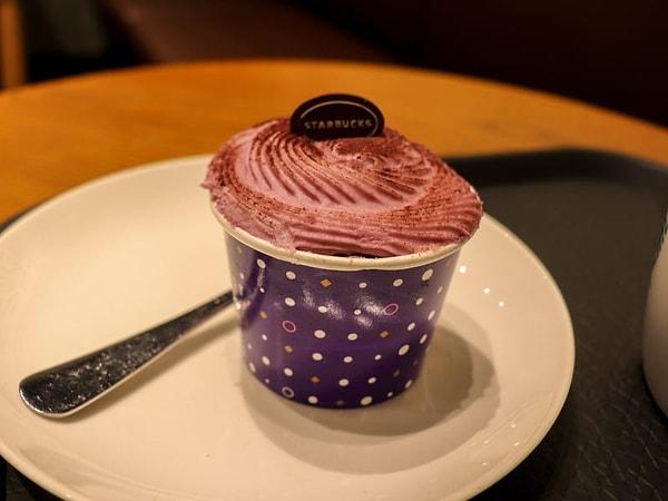 Purple Star Cupcake ise, tadından ziyade rengiyle ön plana çıkıyor. Kendisi, BTS hayranlarının mor rengi sevmelerinden dolayı bu şekilde satılıyor.