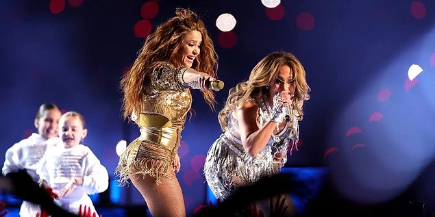 Oralar Alev Aldi Shakira Ve Jennifer Lopez Super Bowl Da Birlikte Sahne Aldi Ortalik Yikildi Onedio Com