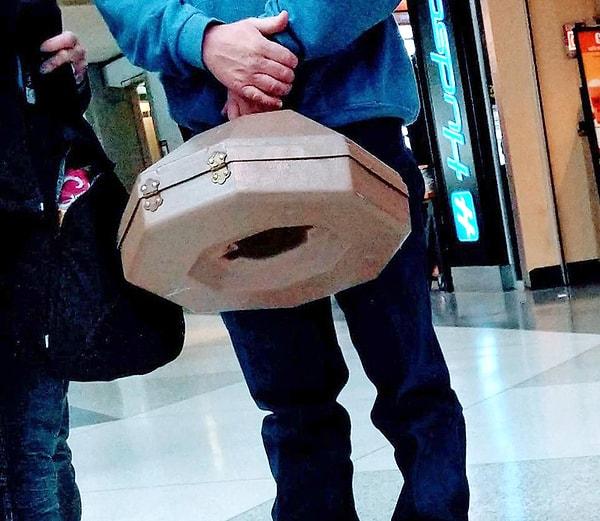 11. "Havaalanında bu garip görünümlü çantayı gördüm."