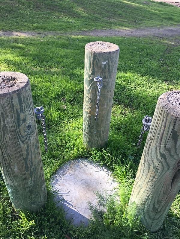 17. "Bunu parktaki yürüyüş yolunda buldum. 3 adet aynı görünen odun parçası ve üzerlerinde de ortadaki betona uzanan zincir var."