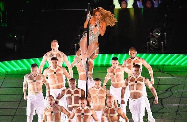 Sahneye Shakira'nın ardından Jennifer Lopez çıktı, özel bir dans direği kurduran Lopez gören herkesi büyüledi diyebiliriz.