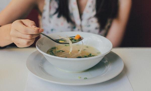 5. Yemeğinizi bir masaya koyun, sandalyeye oturun ve yavaş yavaş yiyerek yemeğinize odaklanın.