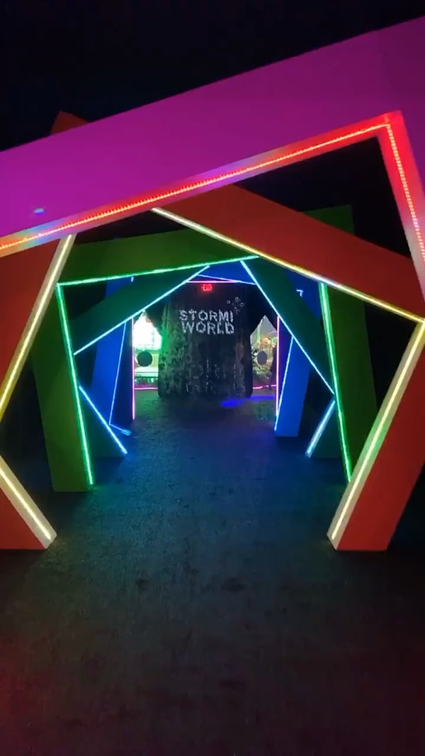 И, наконец, в мире Сторми Кайли переносит гостей в совершенно другое измерение..