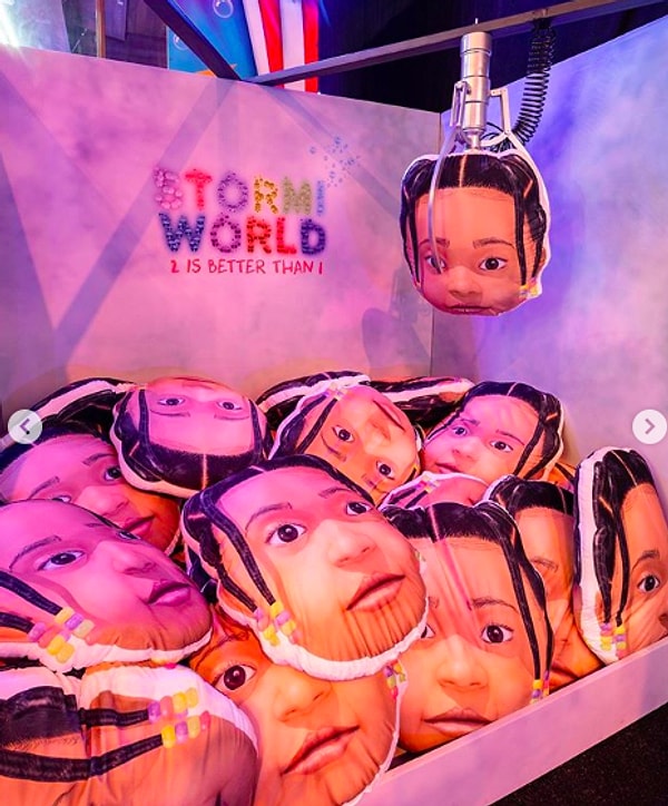 Игровая консоль, где вместо игрушек подушка с изображением Сторми...