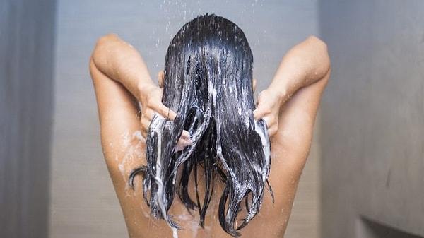 Saçlarımızı her gün yıkayarak bir kısır döngüye girdiğimizin de farkındayız elbette. Ancak elimizden bir şey gelmiyor.