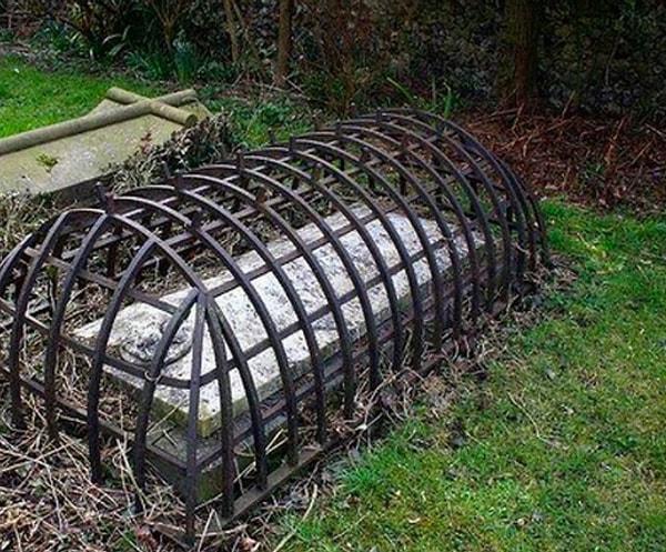 16. Viktorya Dönemi'nde insanlar mezarların üstüne demir kafesler yaptırıyordu, olur da mezardan kalkıp hayata geri dönerlerse diye.