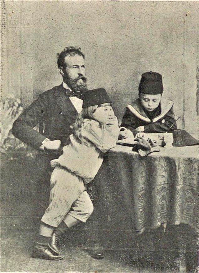 7. Araba Sevdası romanının yazarı Recaizade Mahmut Ekrem, oğulları Nijad ve Ercüment Ekrem (Talu) ile birlikte, İstanbul, 1900.