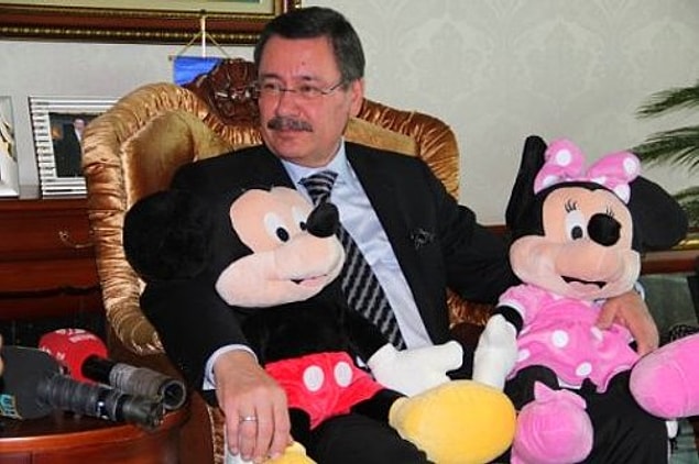 Fırsattan istifade etmeye çalışan Eski Ankara Büyükşehir Belediye Başkanı İ. Melih Gökçek sosyal medyadan topladığı fotoğraf ve paylaşımları alıntılayarak paylaşmıştı.