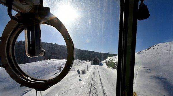 Akdağ, Erzurum-Kars arasındaki 217 kilometrelik demir yolu hattının güvenli bir şekilde çalışmasını sağlıyor.