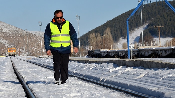 'Kar Kaplanı' Ona Emanet: Karlı Tren Yollarında Ulaşımın Aksamaması İçin 33 Yıldır Çalışıyor