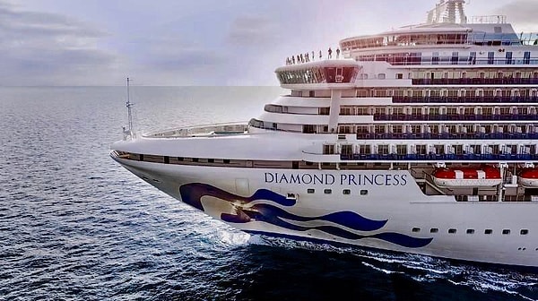 Всего на  "Diamond Princessа" находятся 2666 пассажиров и 1045 членов экипажа.