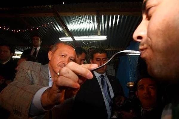 "Bizim bazı arkadaşlar sağ olsunlar ara sıra dut pekmezi gönderirler" diyen Erdoğan üşütmemeye dikkat edin diyerek önerilerini sürdürmüştü.