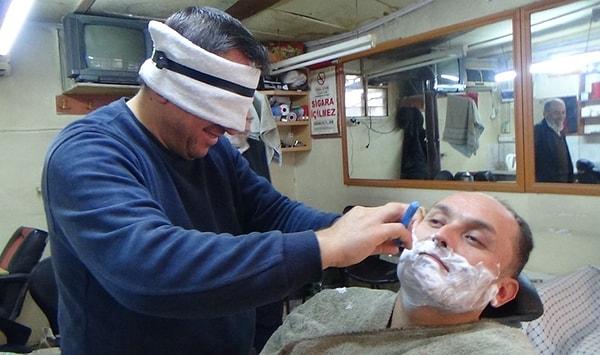 7 Mart Mahallesi Andırın Caddesi üzerinde 20 yıldır berber dükkanı işleten Mehmet İşçan, isteyen müşterilerine gözü kapalı olarak saç ve sakal tıraşı yapıyor.