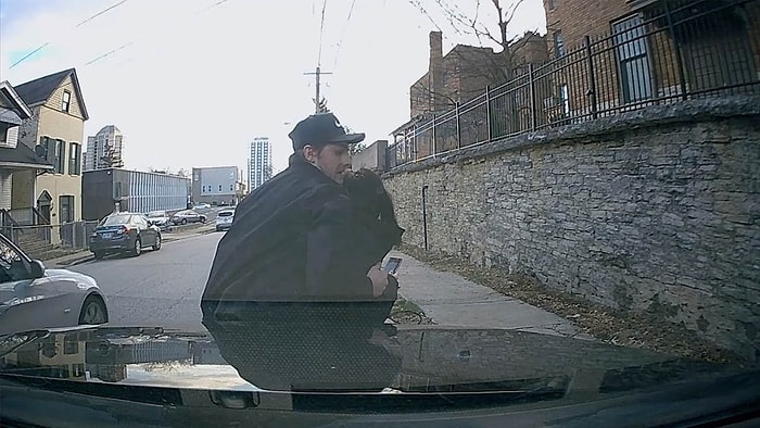 Kulaklıkla Müzik Dinleyen Dikkatsiz Kadını Arabanın Altında Kalmaktan Kurtaran Kahraman Adam!