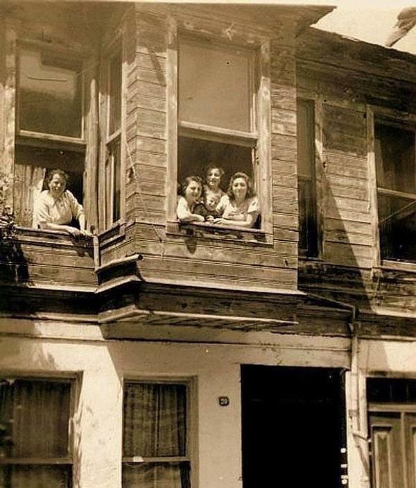 12. Kuzguncuk'ta bir aile, İstanbul, 1950.