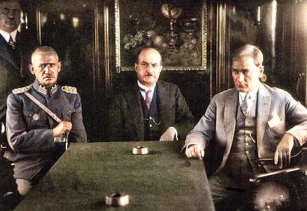 17. Mustafa Kemal Atatürk ve arkadaşları Ankara'dan İstanbul'a trenle giderken, 1929.