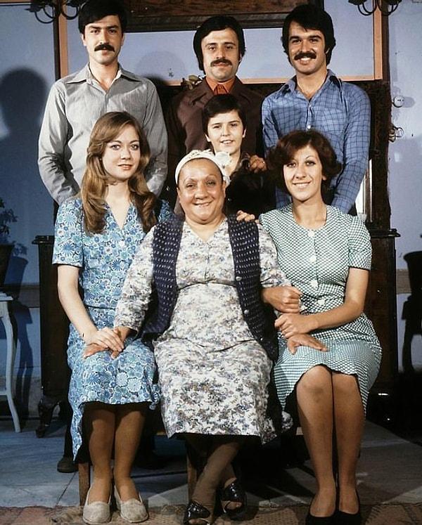 19. Aile Şerefi filminin setinden bir kare, İstanbul, 1976.