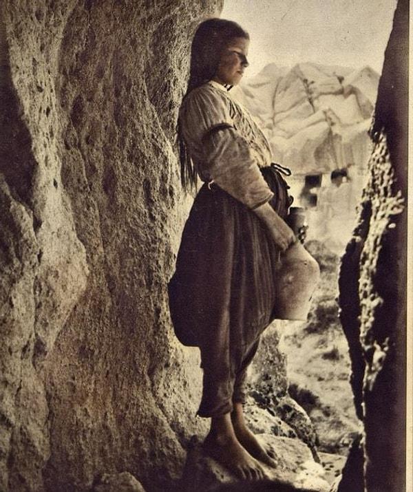 20. Göreme'de güzeller güzeli bir köylü kızı, Nevşehir, 1930.