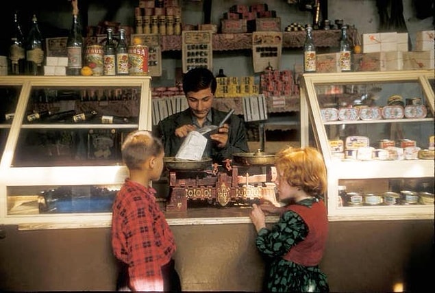 24. Bakkaldan alışveriş yapan çocuklar, Yalova, 1970.