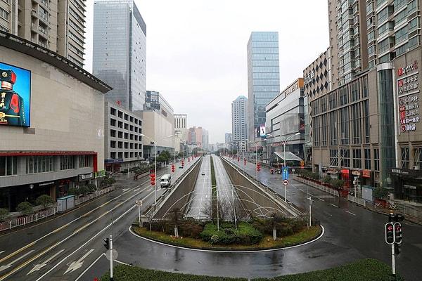20. Hükümet gerekli olmadıkça şehir merkezinde araba kullanımını yasakladıktan sonra Wuhan'da çekilmiş başka bir fotoğraf.