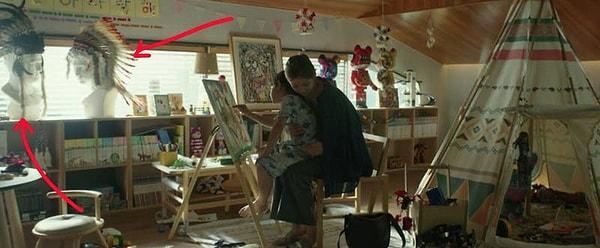 12. Da-song'un odasında Ki-taek ve Dong-ik'in filmin sonundaki doğum günü partisine taktıkları kafa süslerini görmek mümkün.