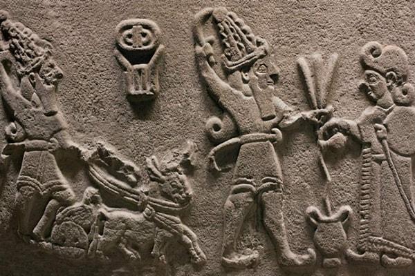 Mimari alanda gelişmelerinde yıllarca savaş halinde oldukları Asurluların da büyük bir etkisi vardı.