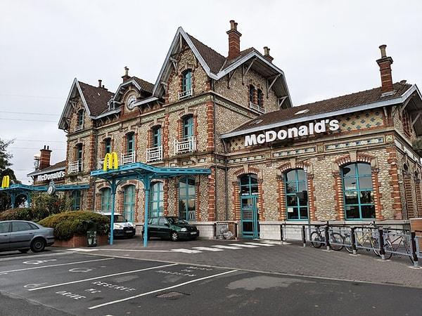 13. Paris'de Mc Donald's olan bu yer eskiden bir tren istasyonuymuş.