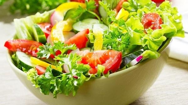 Yeşil salatanın hep limonlu ve zeytinyağlı tüketilmesi gerekir.