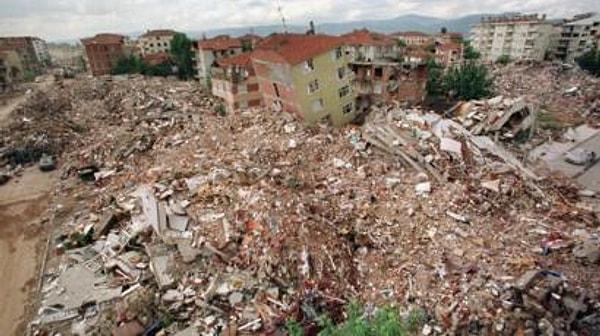 1. Deprem sırasında binlerce bina hasar görecek, yıkılacak, bir kağıt kule gibi üst üste dizilecek ve neredeyse taş taş üzerinde kalmayacak.