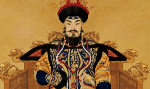 5) Geleneklerimize göre Çin'in en eski doktoru Huang Di'dir ve tıbbın kralı olarak tanınır. Onun tıbbın başucu eseri olan kitabı binlerce yıldır okutulur.