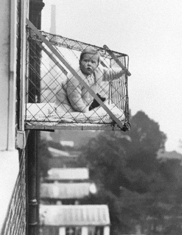 8. 1930'lu yıllarda bu bebek kafesleri apartmanların dışarısına yapılıyordu. Amacı ise çocukların yeterli hava ve güneş ışığını aldıklarından emin olmaktı.