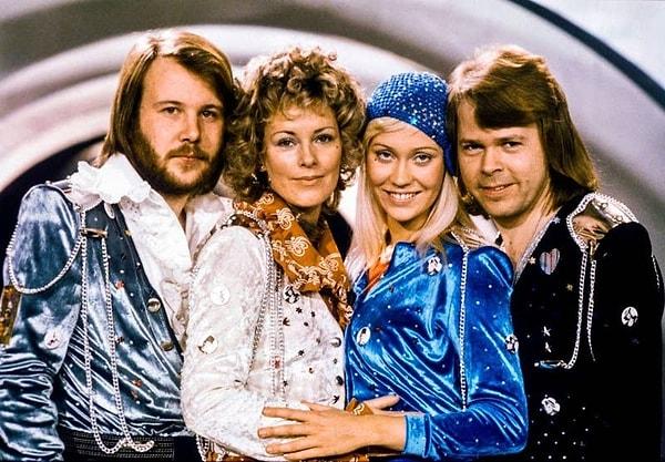 7. Vergiden bahsetmişken ABBA'nın tercih ettiği kıyafetler de aslında vergiden kaçmak içindi.
