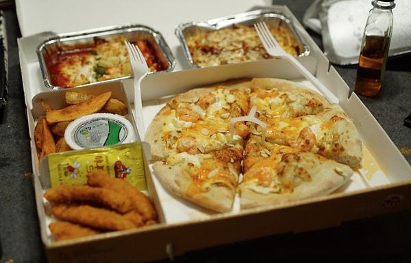 21. Restoranlarda çocuk menüleri neredeyse hiç yoktur. Olanlarda da sadece pizza ve nugget vardır.