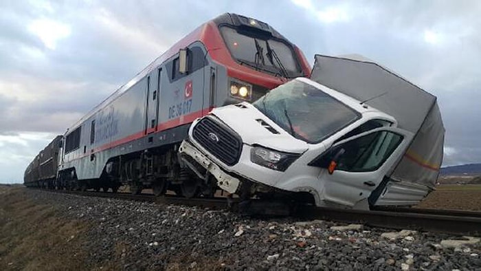 Bariyeri Kırarak Hemzemin Geçide Giren Ekmek Kamyonuna Tren Çarptı!