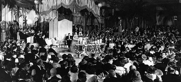 İlk Oscar Ödül Töreni ise 1929 yılında gerçekleşti. Hollywood Roosevelt Hotel'de küçük bir akşam yemeği diyebileceğimiz törene sadece 270 kişi katılmıştı.