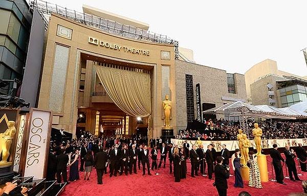 Oscar Ödülleri çok uzun bir süredir Los Angeles'taki Dolby Theatre'da gerçekleşiyor. Bu salonun kapasitesi tam 3400 kişi. Genelde de boş yer kalmıyor zaten.