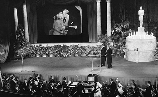 İlk Oscar yayını radyodan, 1930 yılında yapıldı. TV'de ilk kez 1953'te yayınlanmaya başladı. O zamanlar siyah beyazdı tabii. Renkli yayına ise 1966'da geçildi.