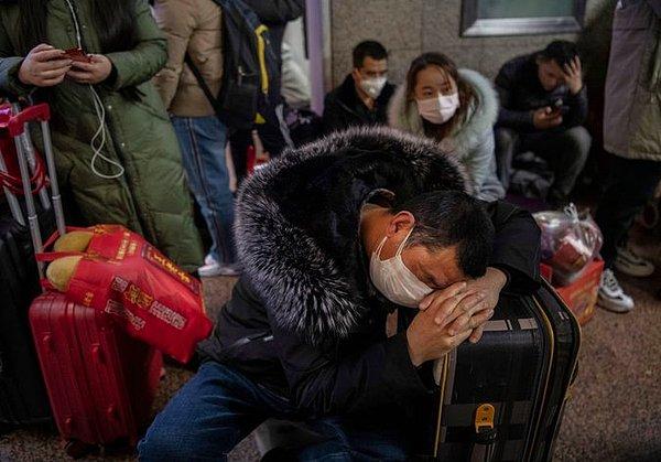 Çin'in diğer bölgelerinde ise salgından korkan insanları bir panik sarmış durumda.