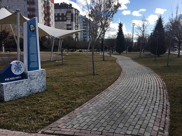 Bir parkta Ayşe D. isimli kadını darp eden saldırgan Özgür Duran, kendisine müdahale etmek isteyen Kadir Şeker'e de saldırmaya başladı.