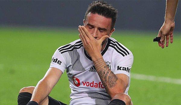 Beşiktaş'ta 54. dakikada sarı kart gören Gökhan Gönül, Başakşehir maçında cezalı duruma düştü.