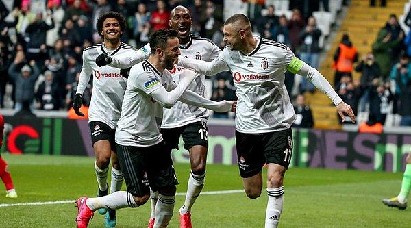 52. dakikada Burak'ın penaltı golüyle Beşiktaş 1-0 öne geçti.