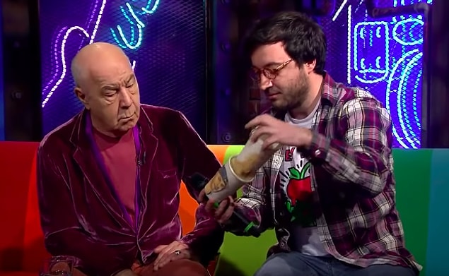 Stüdyoda bulunan ve Polat Labar'ın yanlarına davet ettiği, Mazhar Alanson'a saygı duyduğu ve hatta hayran olduğu her halinden belli olan genç sanatçı, Mazhar Alanson'u çizdiği bardağı da kendisine hediye ediyor.