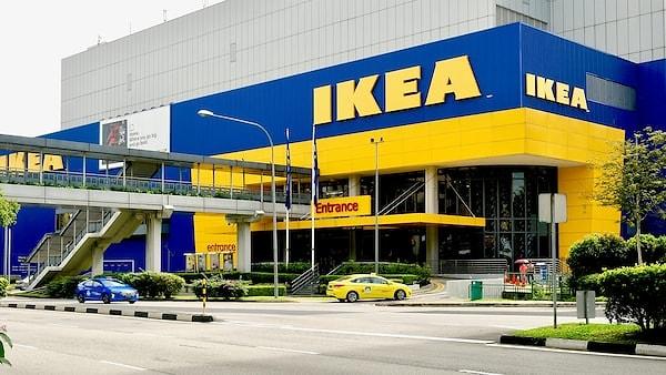Günümüzde hâlâ bazı Avrupa ülkelerinde tesettür tartışma konusuyken mobilya devi IKEA, Müslüman bir çalışanını savunmasıyla gündemde.