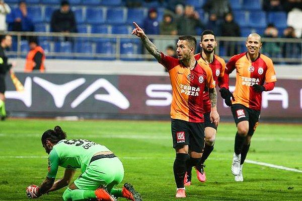 22. dakikada Galatasaray'da Adem Büyük, penaltıdan skoru 2-0'a getirdi.