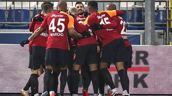Karşılaşmanın ilk yarısı da Galatasaray'ın 3-0'lık üstünlüğüyle sona erdi.